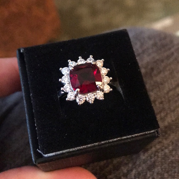 Brand New beautiful size 8 garnet ring - Picture 3 of 9